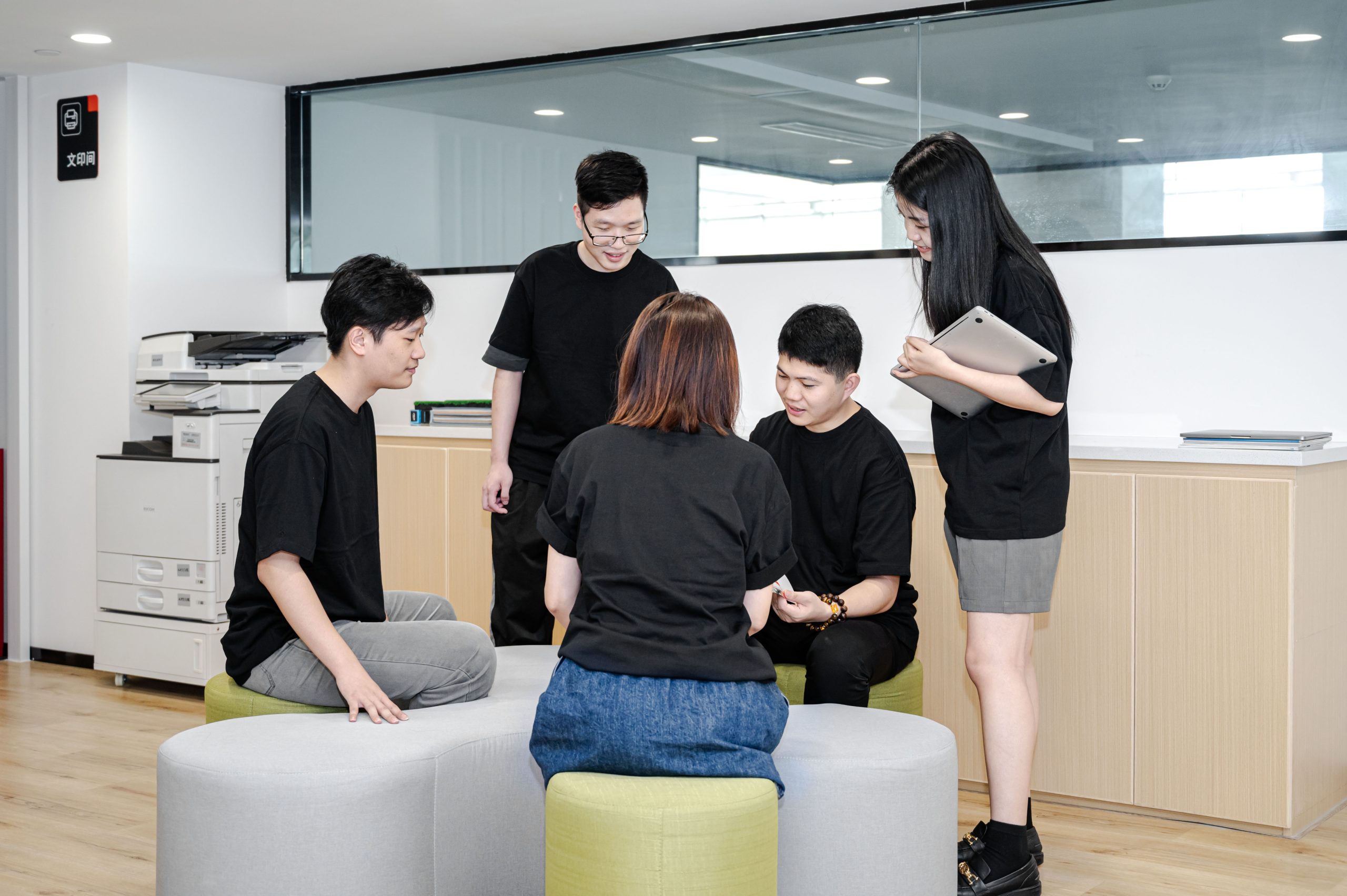 团队工作照（开会讨论）