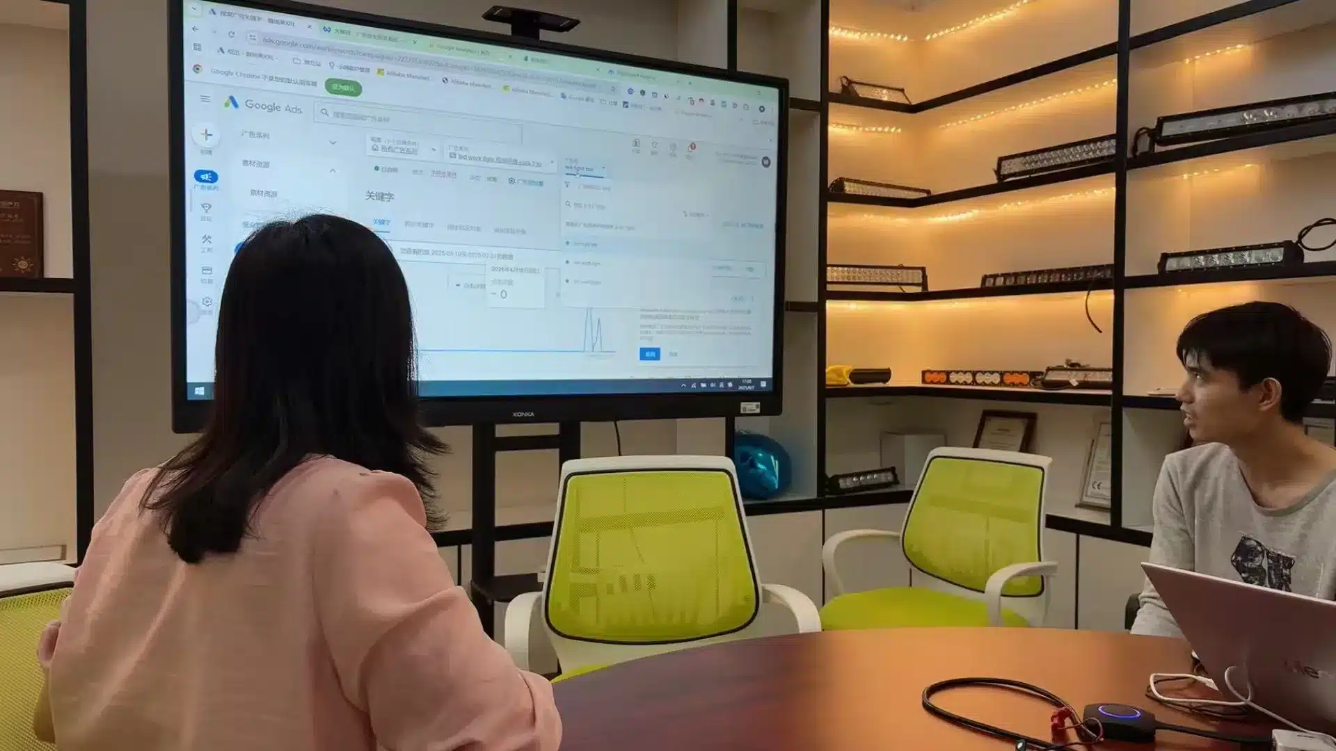 客户在会议室复盘时查看Google Ads广告数据看板，展示数据趋势并进行讨论