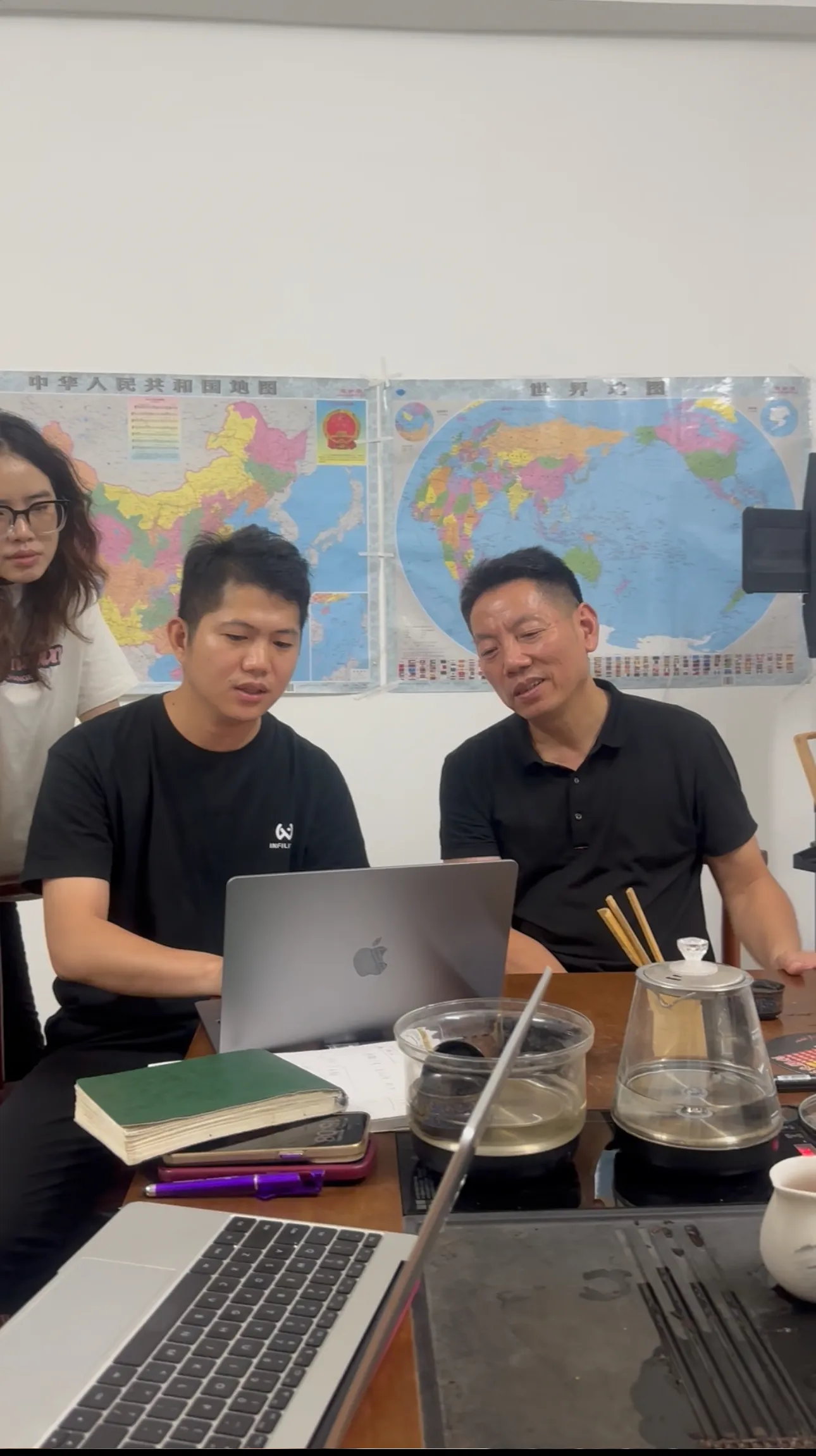 团队使用笔记本电脑分析全球网站性能数据与地图分布