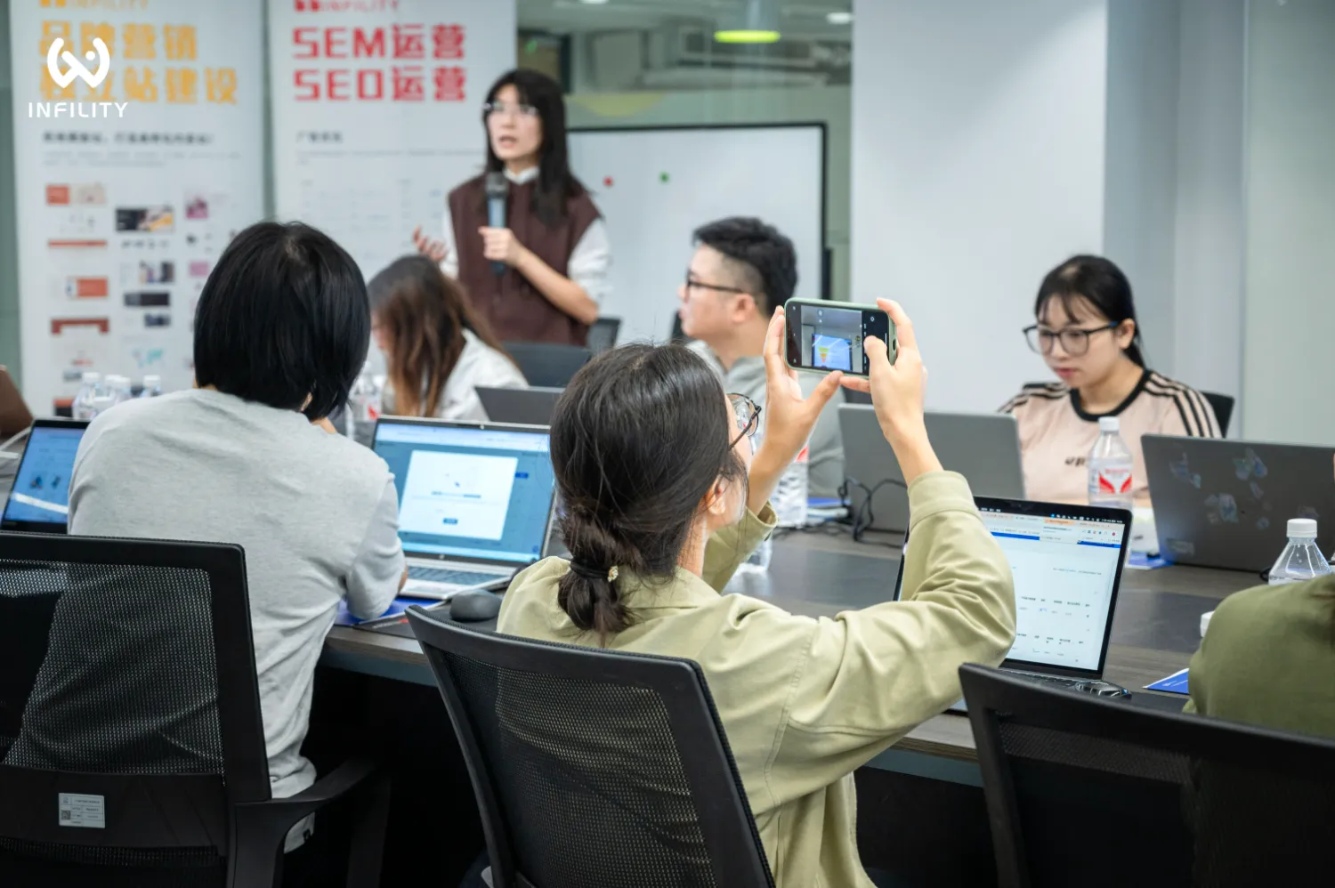 独立站建设与 SEM、SEO 运营培训现场,讲师在台上讲解建站与推广流程