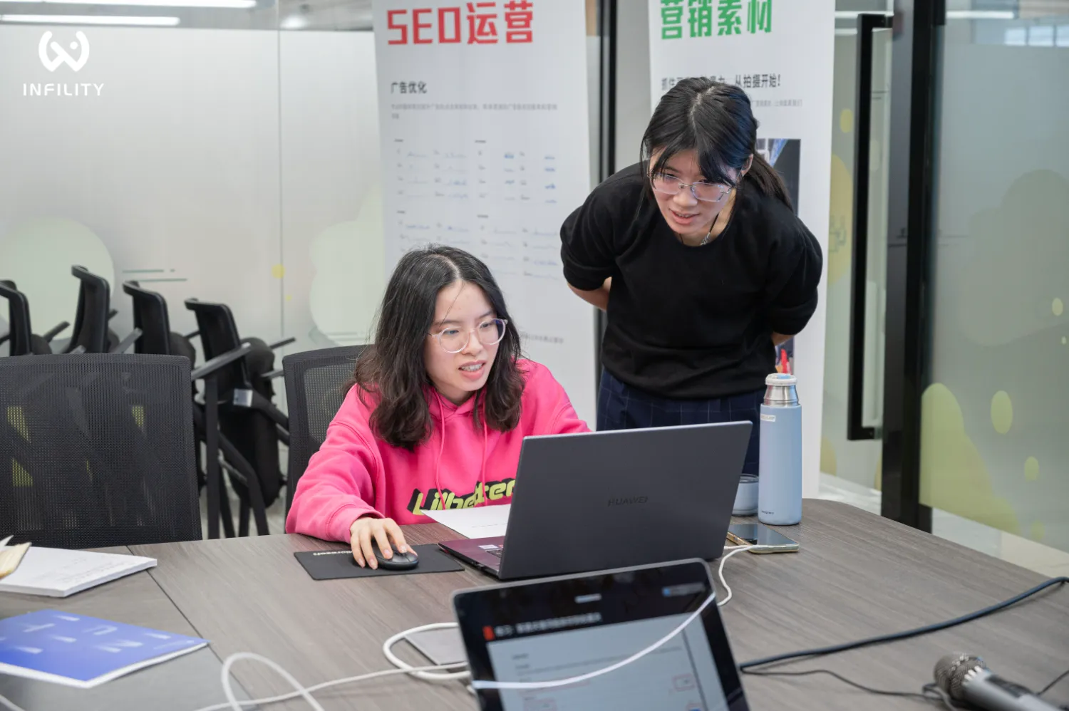 SEO 运营与营销素材策划团队协作办公场景