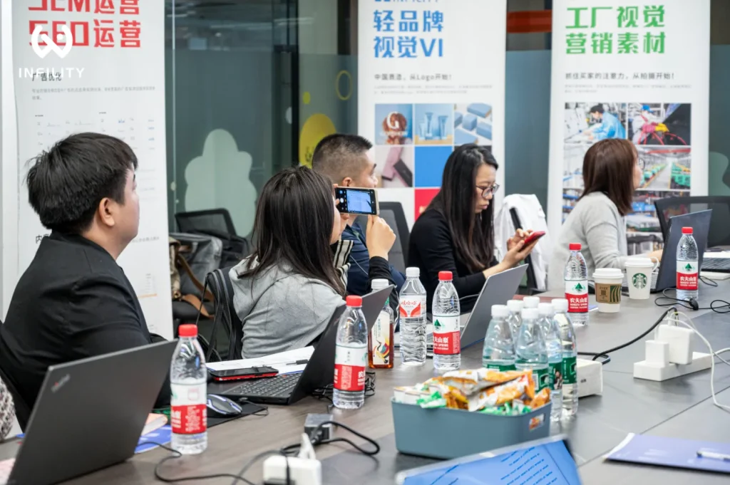 社媒视觉统一：LinkedIn / Facebook 头图与品牌规范