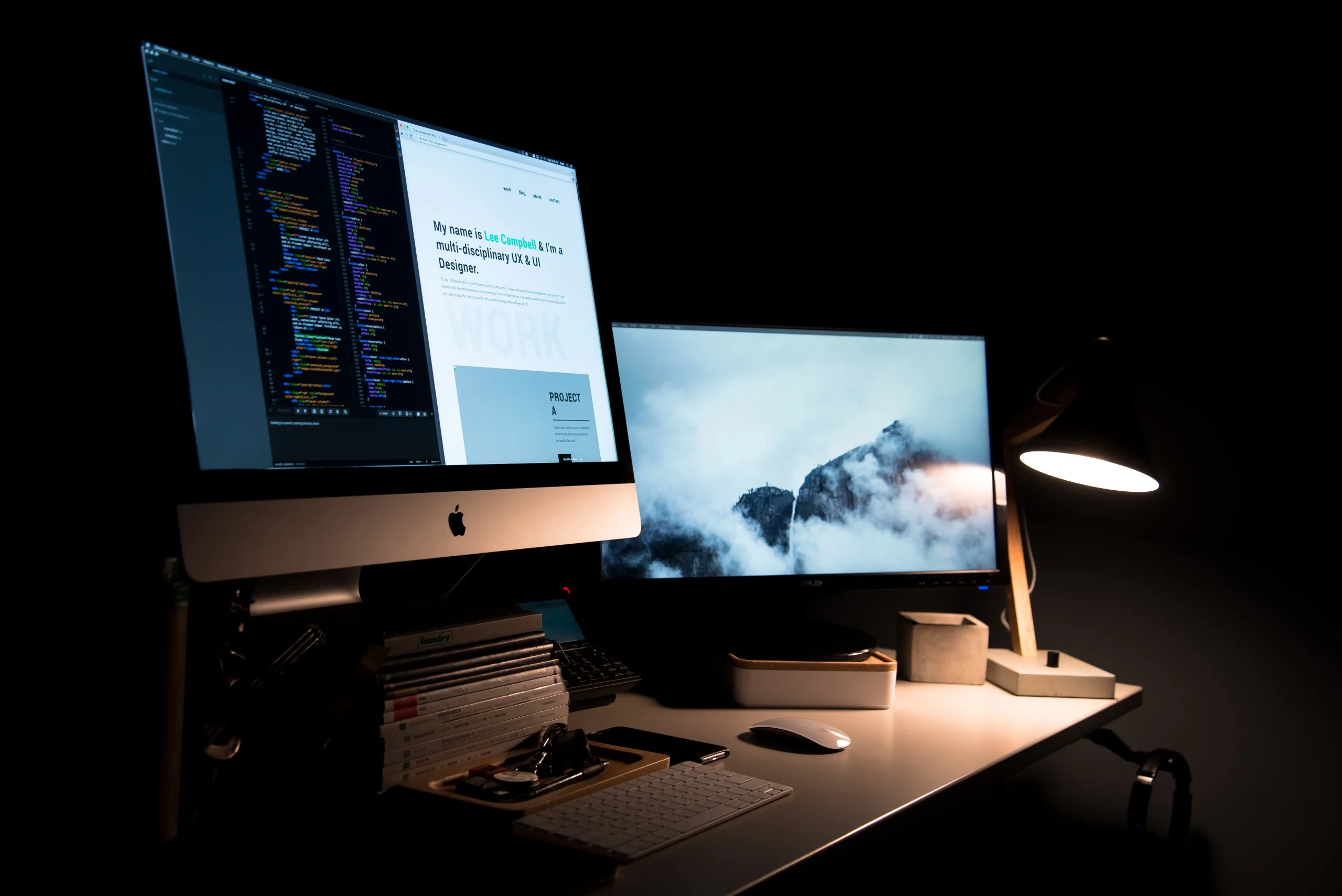 A clean developer desk with dual monitors displaying website code and a design mockup, illustrating Infility's 外贸独立站定制开发服务 for building high-conversion, SEO-ready WordPress independent sites and landing pages for B2B exporters.